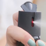 Começa a valer lei que autoriza venda de spray de pimenta para mulheres; veja regras