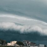 Chuva de 300 mm: frente fria e ciclone colocam 7 estados em alerta para tornados e microexplosões