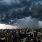 Nova frente fria traz chuvas ao Sul e ventos de 60 km/h ao Sudeste; frio pode chegar a -6°C no feriado